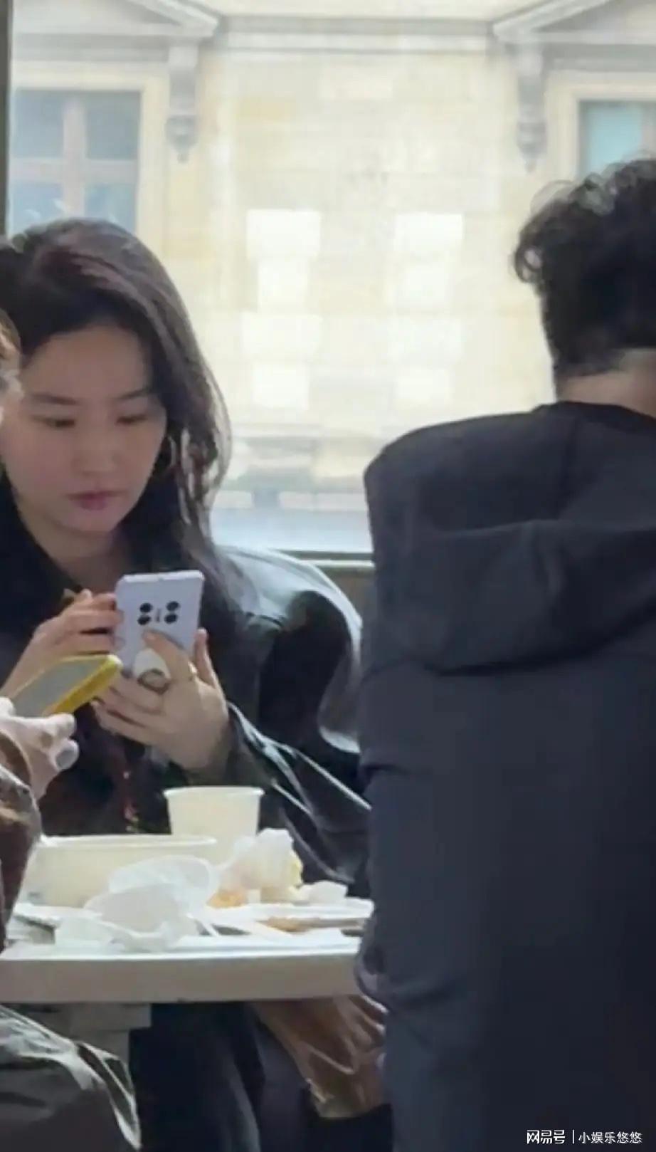 九游体育下载-路人镜头下的刘亦菲胖到不忍直视，手指头跟小柱子似的，好雷人！